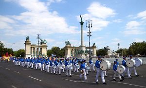 2010-8-22-budapest-parade-02--ss.jpg