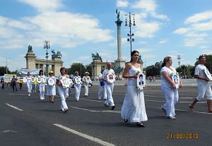 2010-8-22-budapest-parade-03--ss.jpg