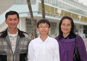 '曹金珠女士(右)全家福照片，左边是方福杉先生，中间是正就读于台湾飞天艺术中学音乐组国一的老幺方威腾'