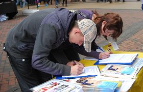 2011-10-13-minghui-uk-birmingham-03--ss.jpg