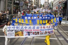 法轮功学员在旧金山市中心和中国城举行游行