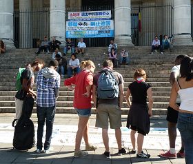 法轮功学员在布鲁塞尔市中心揭露中共迫害
