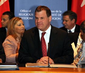 图说：二零一一年十月三日，加拿大外交部长约翰‧贝尔德就成立加拿大宗教自由办公室在渥太华外交部与近一百名来自加拿大的宗教界领袖、协会代表和专家进行了圆桌会议，征求意见。