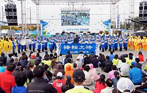 在欢迎活动中，每当天国乐团演奏结束后，选手们和市民们都大声鼓掌喝彩