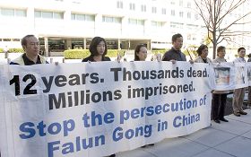 二零一一年十一月九日，美越人权对话期间，部份法轮功学员和民间团体代表在会场外，抗议越南政府屈从中共，迫害法轮功学员。