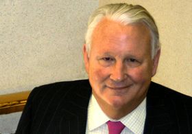 乔治•艾斯特斯是SPARTA保险公司的总裁和首席执行官