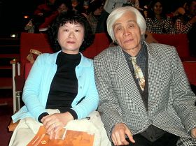胶彩画家张秀燕（左）与丈夫一同观赏神韵晚会