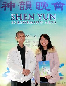 八十岁的油画家吴辉凤（左）与孙女吴佩萱