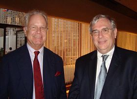 '纽约资深投资银行家埃夫里尔·菲斯克（Averell Fisk）（左）和资深律师朋友尼尔森·海毕（Nelson Happy）（右）说神韵是他们社交圈的中热门话题'