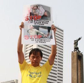 印尼举办“法轮功反迫害十二周年”活动，呼吁制止迫害。