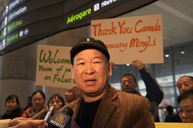 法轮功学员林鸣立在多伦多机场向记者讲述他被中共非法监禁及酷刑迫害的经历
