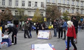 捷克法轮功学员在首都布拉格繁华的市中心瓦次拉夫广场举办揭露中共活摘法轮功学员器官的罪行及征签活动。