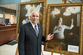 圣彼得市市长雷纳德‧帕格诺先生表达他观赏画作的感受