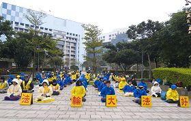 '法轮功学员下午一点多即已在台北一零一大楼前广场静坐，抗议中共对法轮功的迫害'