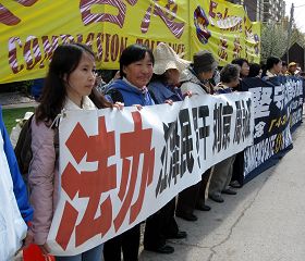 出国一年的秦女士（左一）曾在重庆女子劳教所被非法关押了一年