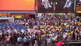 天国乐团在纽约时代广场演奏，大批观众欣赏