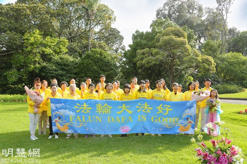 https://en.minghui.org/u/article_images/2021-12-26-auckland-practitioners-greetings-to-master_01.jpg