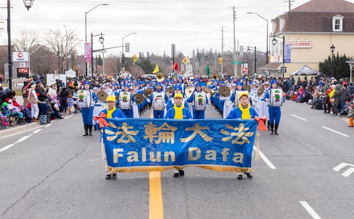 Image for article ​Toronto, Kanada: Falun Dafa Dört Noel Geçit Töreninde İyi Karşılandı