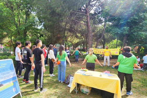 Image for article Istambul, Turquia: Apresentação do Falun Dafa no Festival de Meio Ambiente Kadıköy