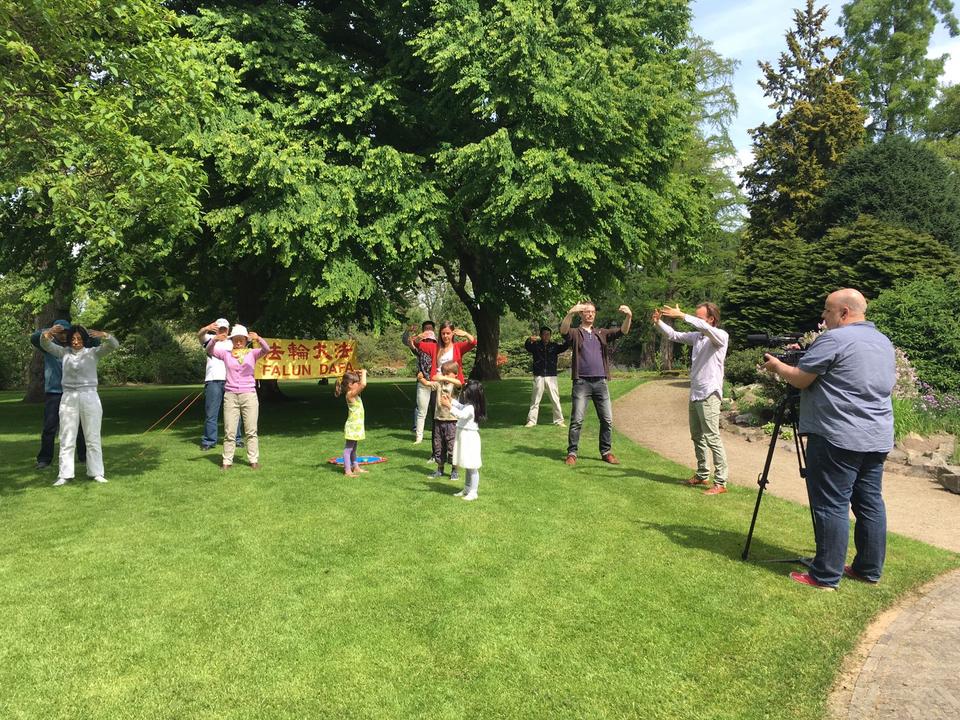 Netherlands TV Interviews Falun Gong Practitioners at Group Exercise ...