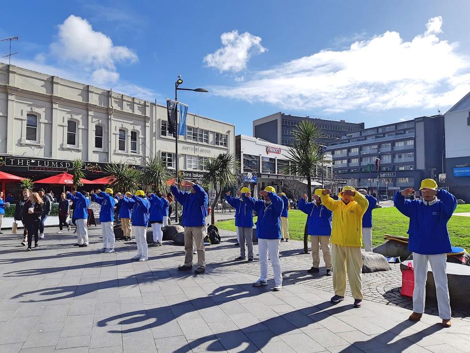 New Zealand: Falun Gong Practitioners in Auckland Raise Awareness of Human Violations in China | Falun Dafa - Minghui.org