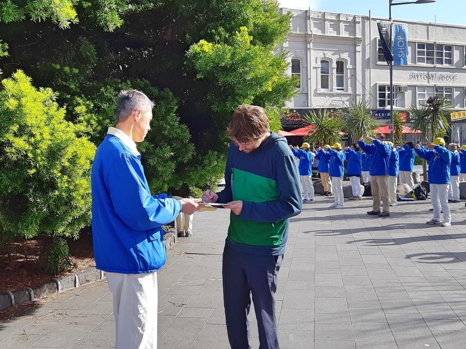 New Zealand: Falun Gong Practitioners in Auckland Raise Awareness of Human Violations in China | Falun Dafa - Minghui.org