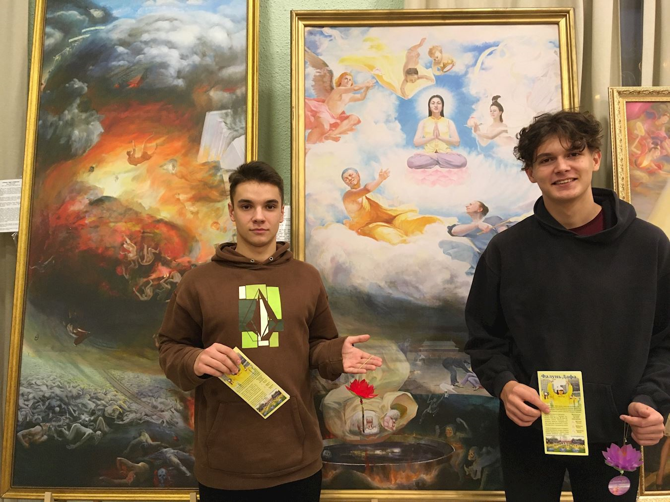 Odessa Ukraine Residents Learn About Falun Dafa From The Art Of Zhen Shan Ren Exhibition Falun Dafa Minghui Org