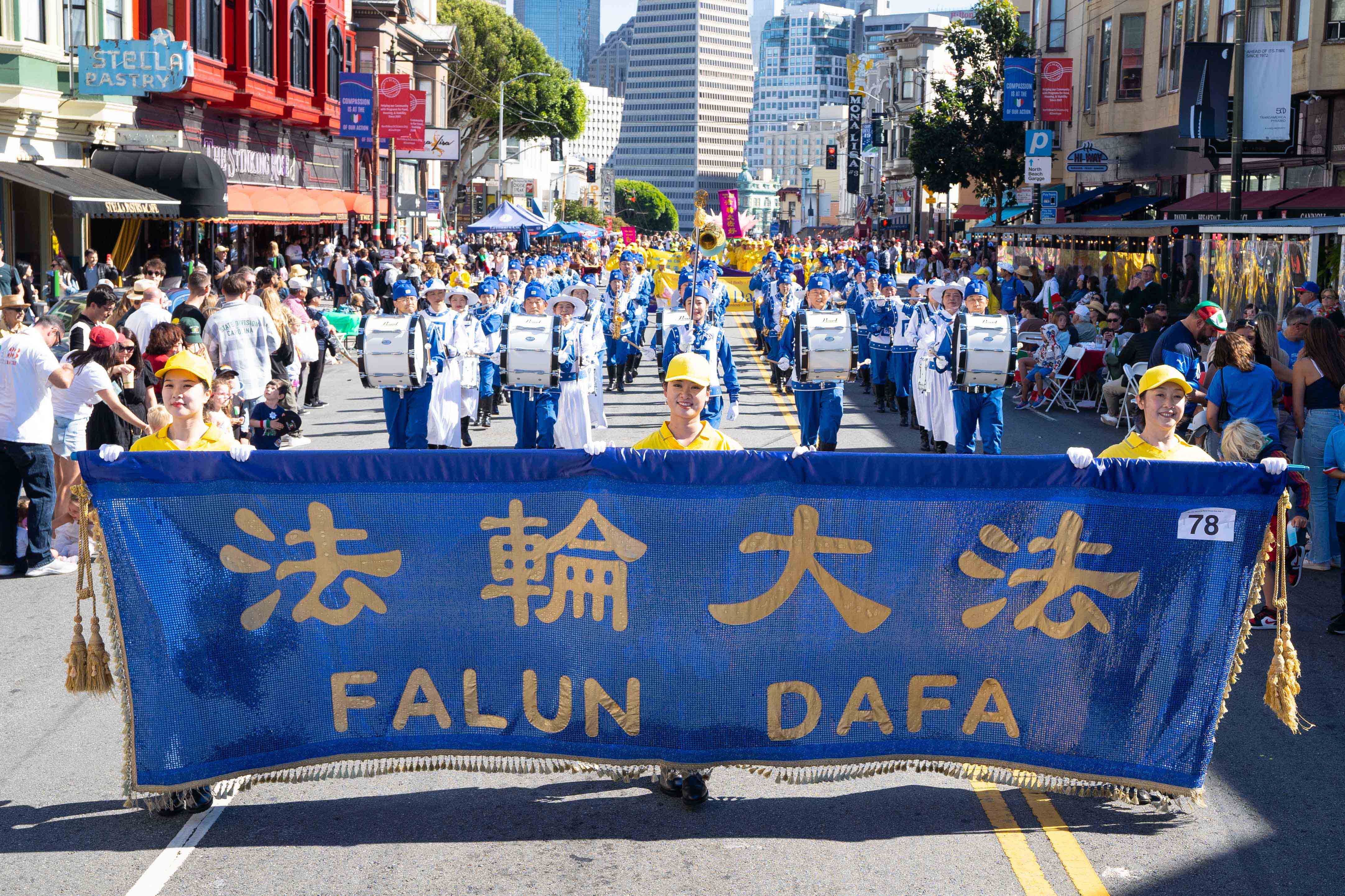 Image for article Сан-Франциско, США. Глядачі параду італійської спадщини тепло вітають Фалунь Дафа