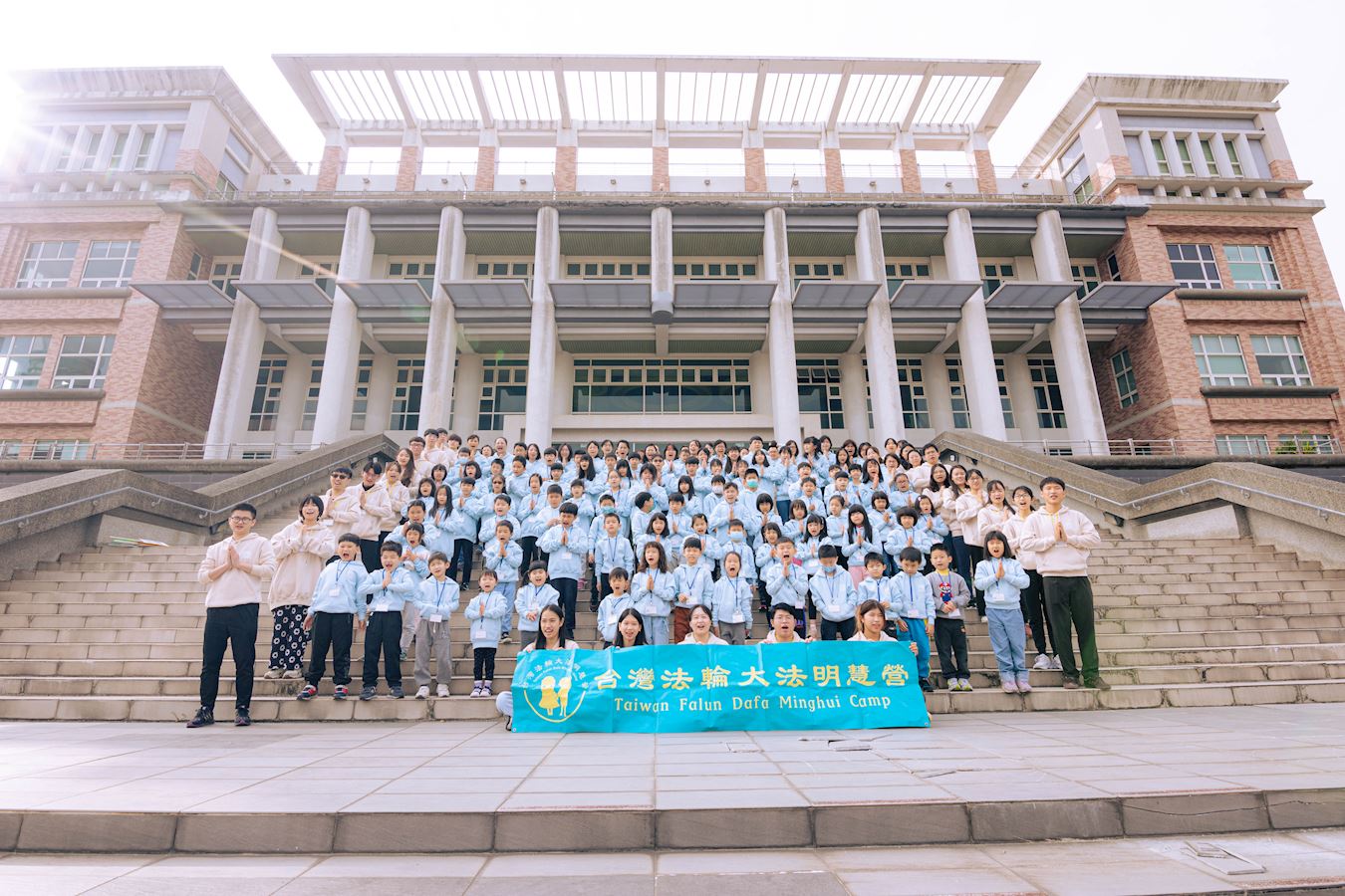 Image for article ​Тайвань. Батьки та діти удосконалюються за принципами «Істина, Доброта, Терпіння» у зимовому таборі «Мінхуей»