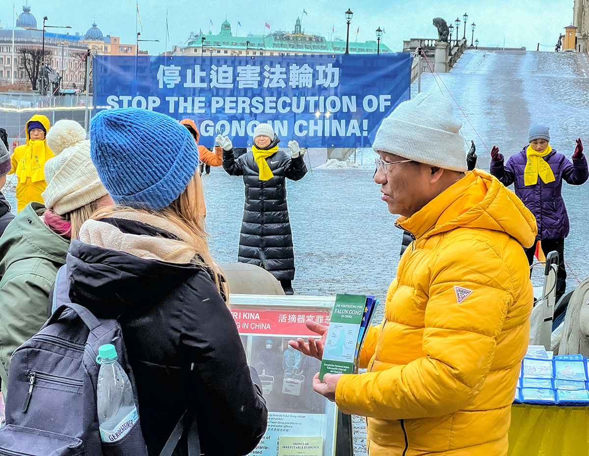Image for article Стокгольм, Швеція. Практикувальники Фалунь Дафа проводять заходи, щоб викрити жорстоке переслідування в Китаї