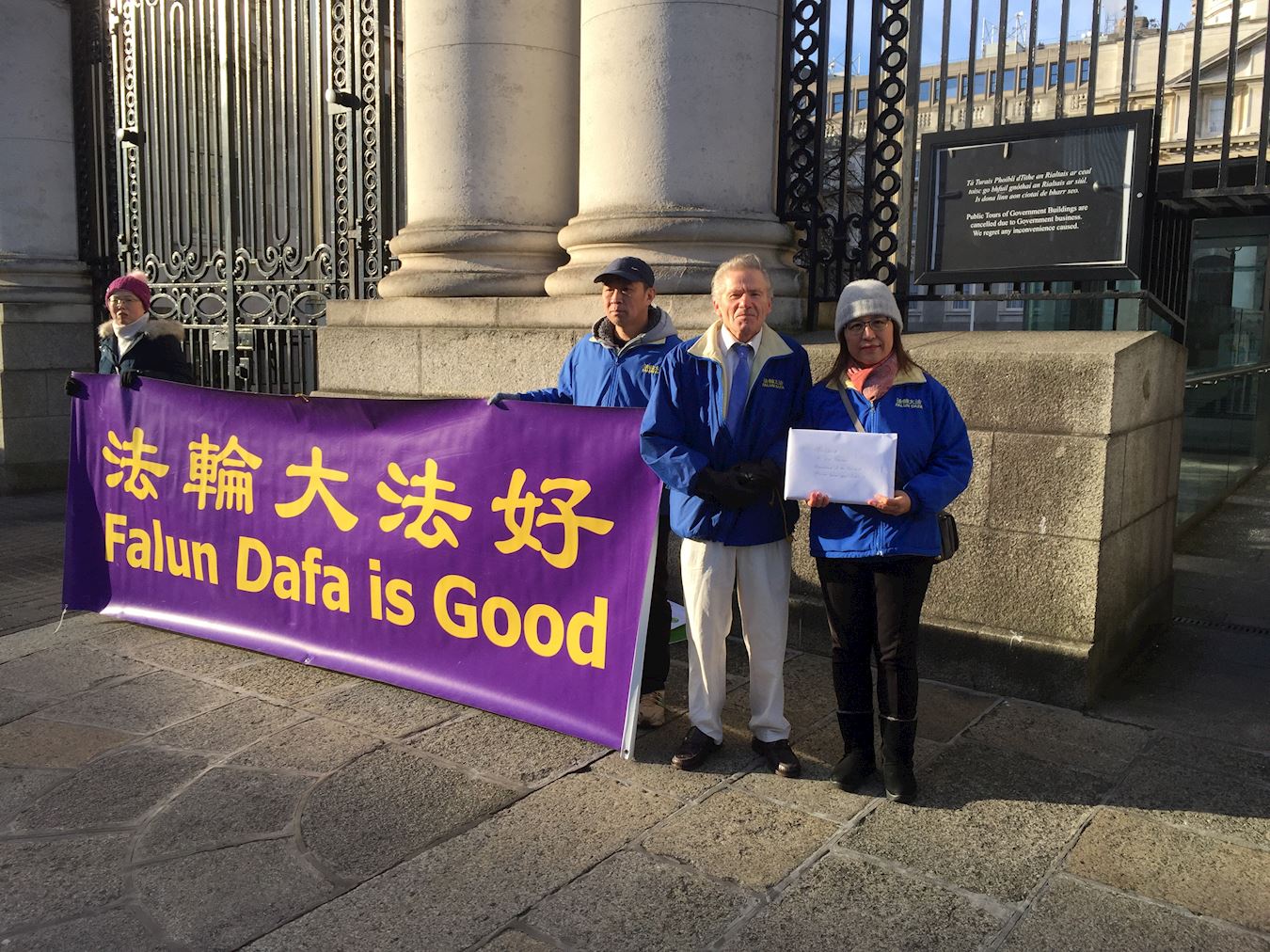 Image for article Ірландія. Практикувальники Фалуньгун закликають покласти край переслідуванню Фалунь Дафа під час візиту прем’єр-міністра Китаю