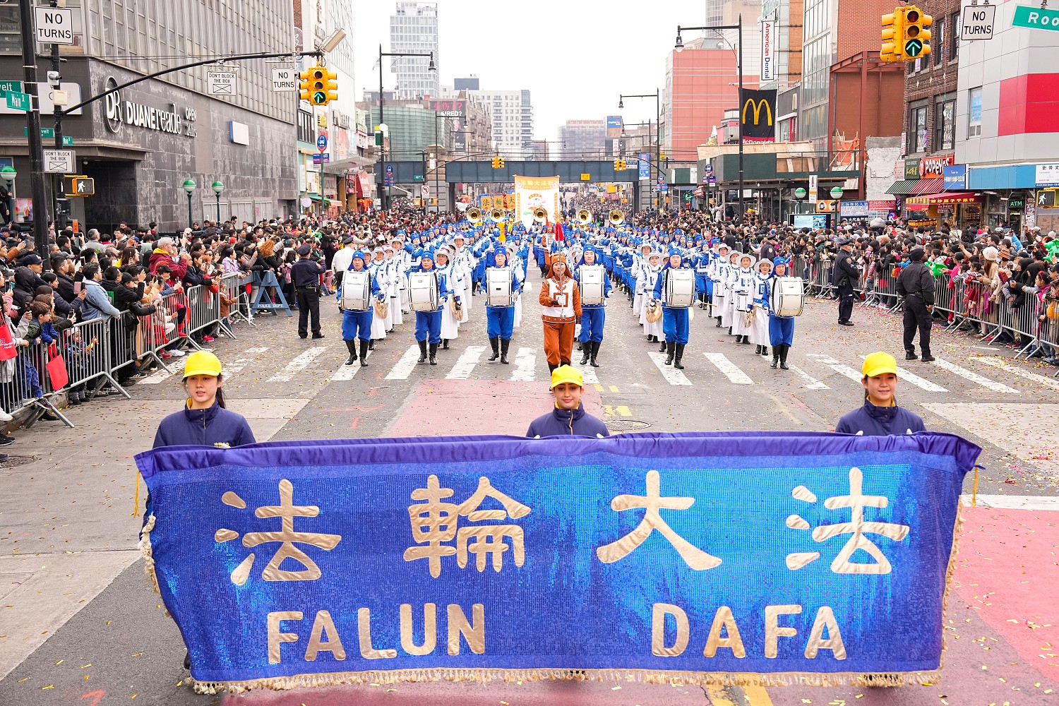 Image for article Флашинг, Нью-Йорк, США. Глядачі високо оцінили колону практикувальників Фалунь Дафа на параді, присвяченому китайському Новому року
