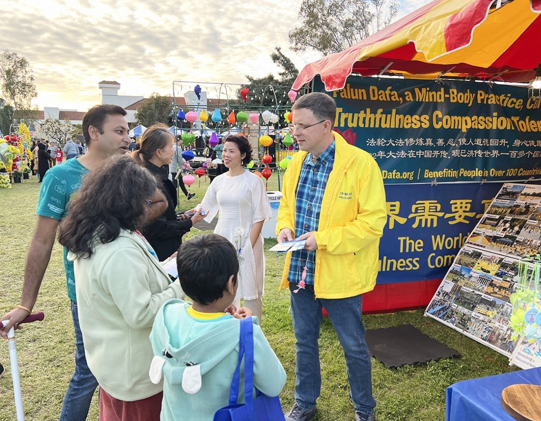 Image for article Сан-Дієго, США: представлення Фалунь Дафа під час святкування Нового року за місячним календарем у В’єтнамі