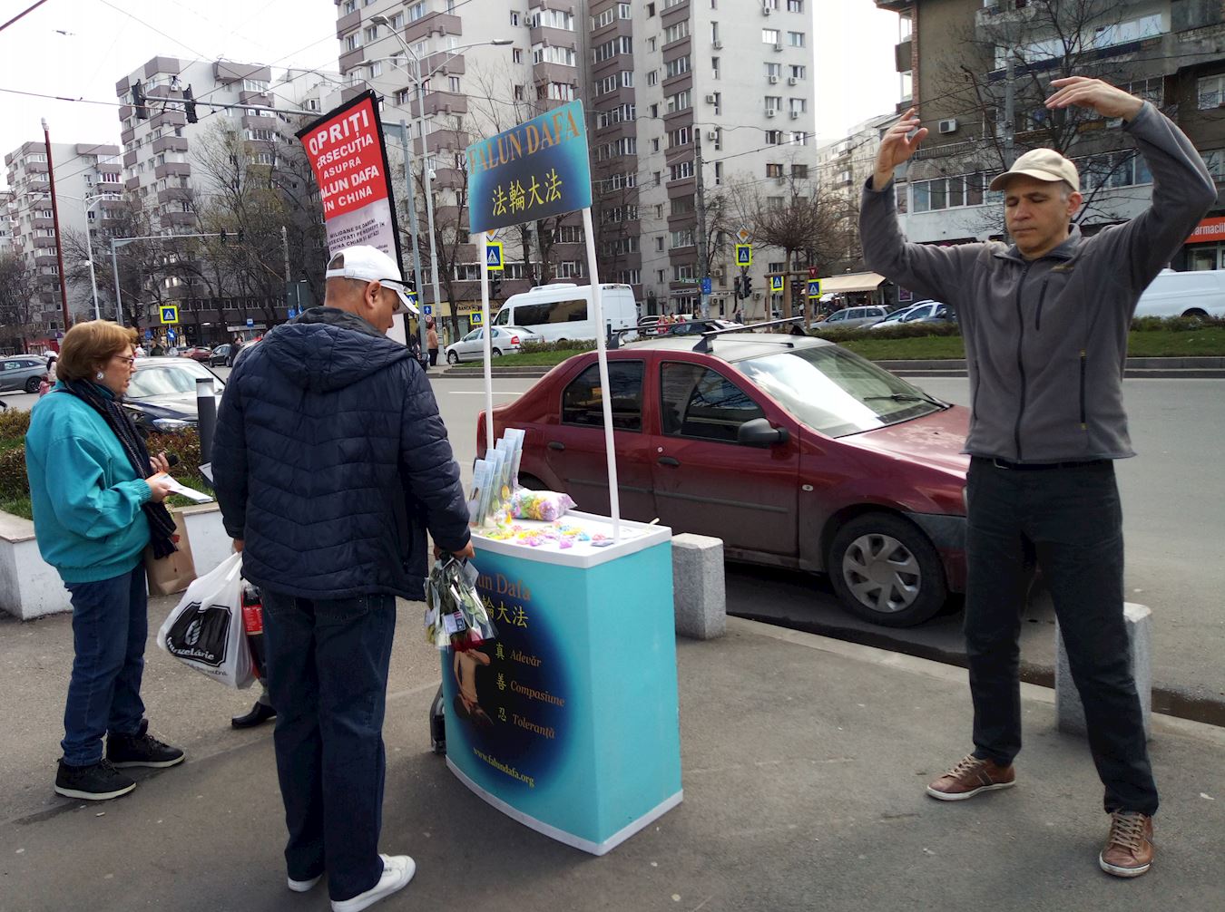 Image for article Румунія. Практикувальники Фалунь Дафа в Бухаресті провели захід і розповіли людям про переслідування в Китаї