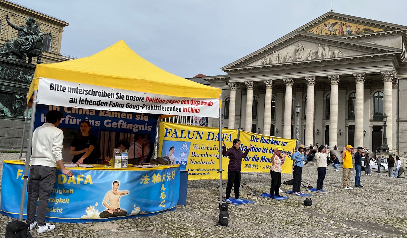 Image for article Німеччина: туристи засуджують переслідування Фалуньгун із боку КПК на заході в Мюнхені