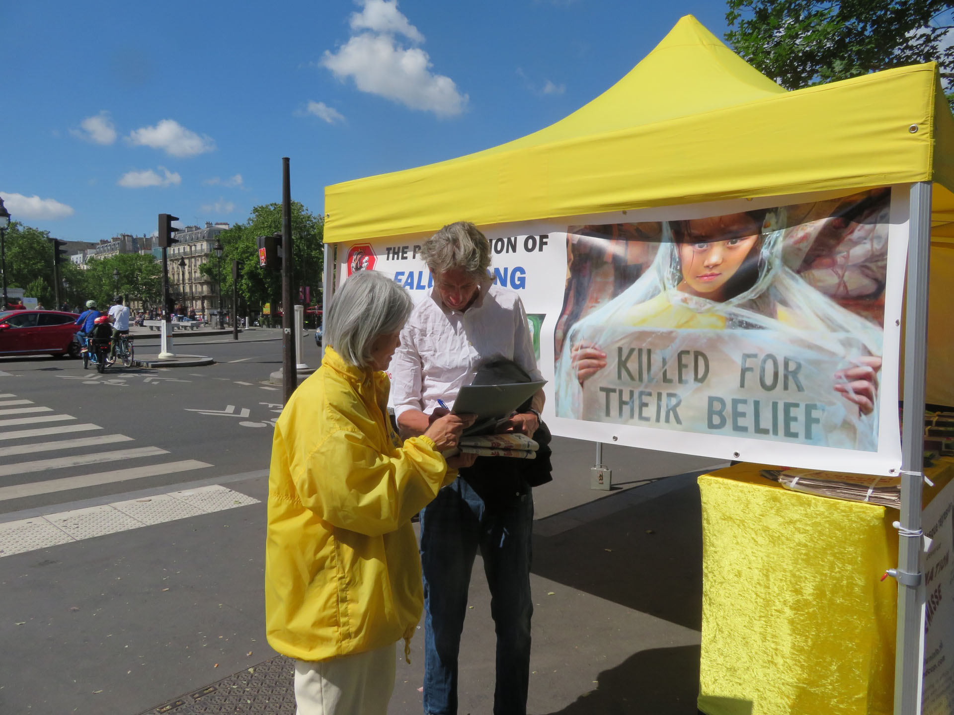 France Parisians Respond To Falun Dafa Activities At Place De Bastille 