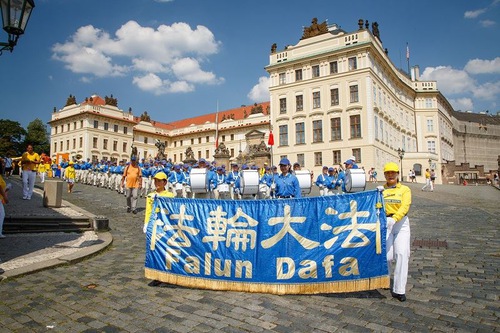 Image for article Czech Republic: Falun Dafa Parade in Prague Brings Light and Hope