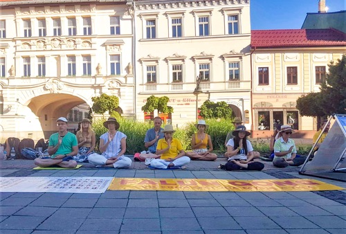 Image for article Slovakia: Practitioners Hold Activities in Many Cities to Tell People about the Persecution