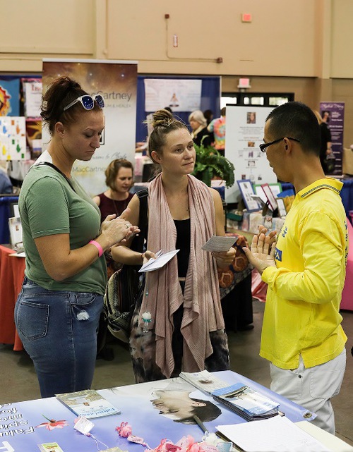 https://en.minghui.org/u/article_images/2021-11-25-falun-dafa-at-florida-mind-and-body-expo-02.jpg