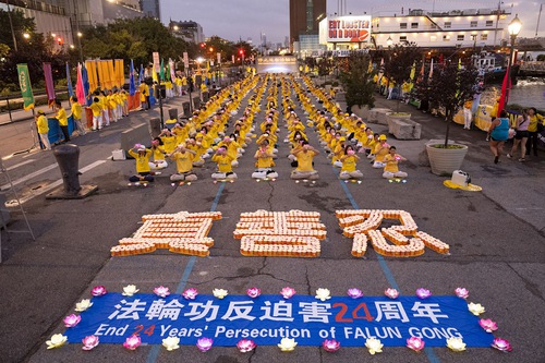 Image for article Manhattan, Nueva York: Vigilia con velas frente al Consulado de China pide el fin de la persecución