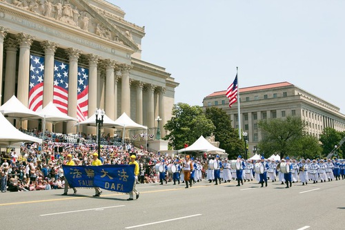 Image for article Washington D.C., USA: Falun Dafa Practitioners Welcomed in Independence Day Parade