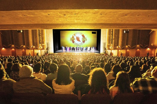 Image for article ​Shen Yun lanza la gira mundial 2023: asistentes chinos conmovidos hasta las lágrimas