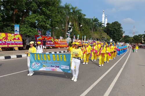 Image for article Praktisi Falun Dafa Mendapat Piagam Penghargaan dalam Pawai Budaya HUT Kota Batam ke-194