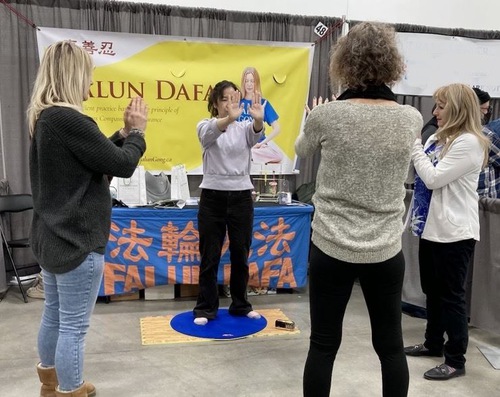 Image for article ​Winnipeg, Canadá: Apresentando o Falun Dafa na Exposição de Saúde e Bem-Estar
