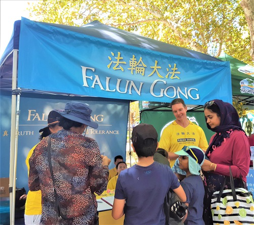 Image for article Perth, Australia: Falun Dafa Disambut Hangat Selama Festival Hyde Park “Energi yang Luar Biasa”