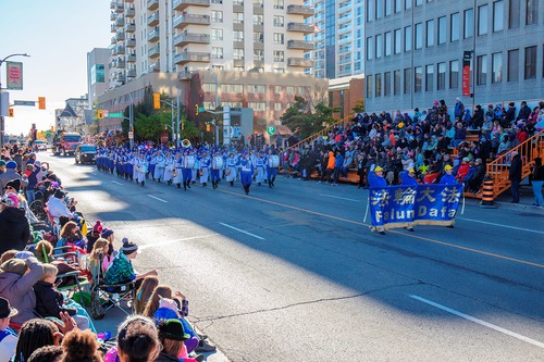 Image for article Canadá: vuelve el desfile del Día de Acción de Gracias con la alegre música de la Banda Marchante Tian Guo