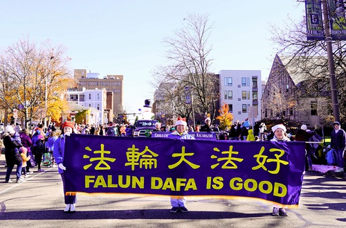 Image for article Michigan, EE. UU.: Falun Dafa es invitado a participar en el desfile navideño de Kalamazoo