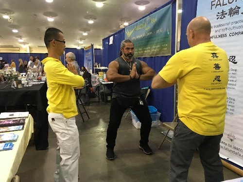 https://en.minghui.org/u/article_images/2021-11-25-falun-dafa-at-florida-mind-and-body-expo-04.jpg