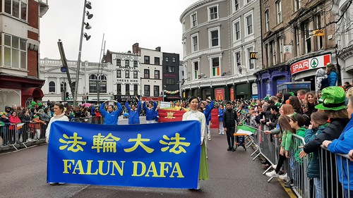 Image for article Irlanda: Falun Dafa en los desfiles del Día de San Patricio en Cork y Limerick