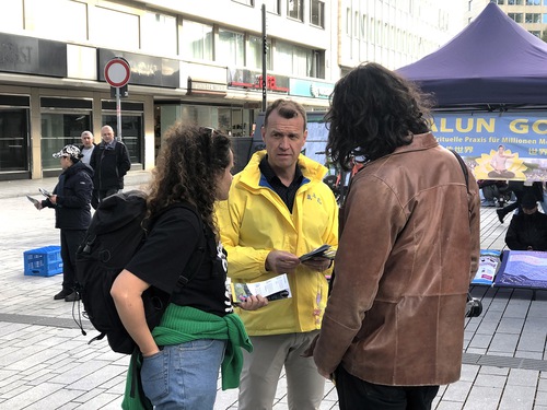 Image for article Düsseldorf, Alemania: La gente condena la persecución a Falun Dafa 